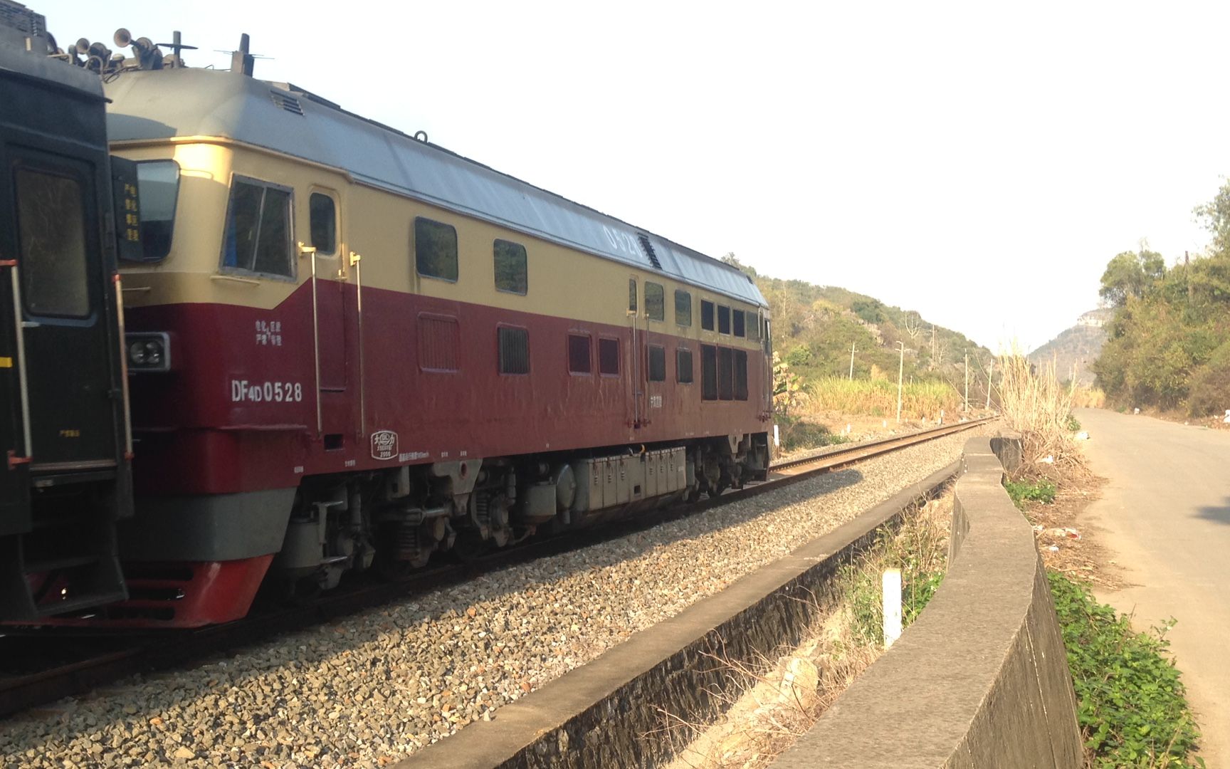 909公里道口,客车5512接近(df4d-0528)机后挂yw25b溜轴