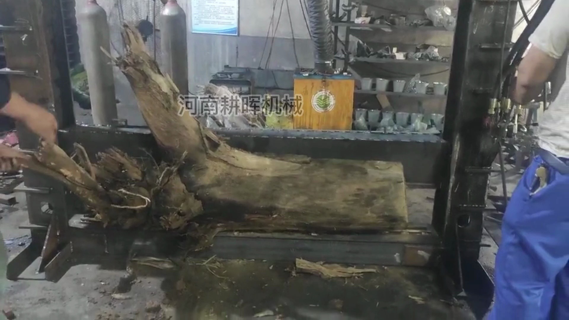 大型树根劈开机 树桩树墩剪切机 劈木机 液压劈柴机