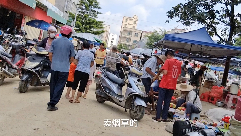 中国广东湛江市廉江横山镇在修路中,人民行走辛苦,但明天会换来更美丽