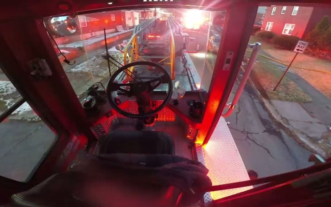 [图]如何协同驾驶一台牵引式消防车（Tiller Fire Truck）