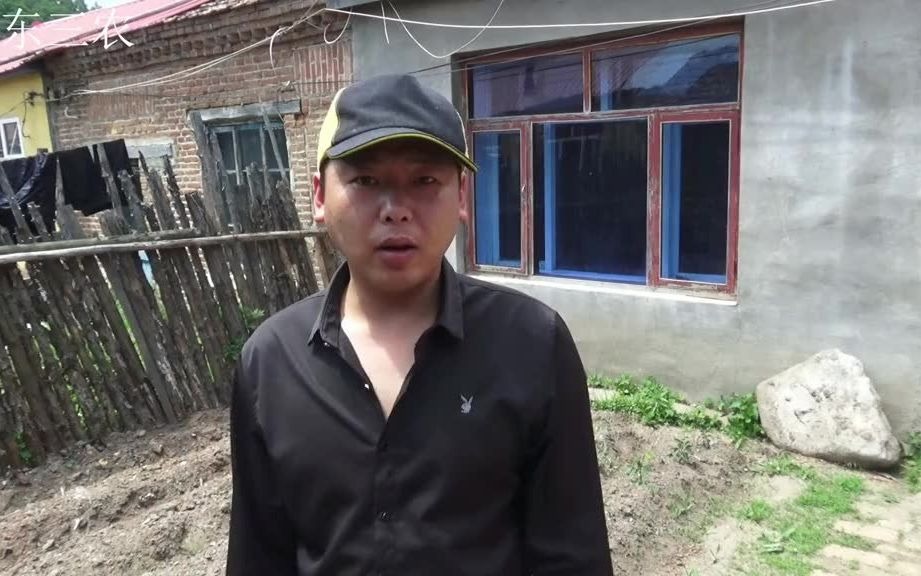 晓东三农野菜铺着满地都是小伙拿剪刀要干嘛