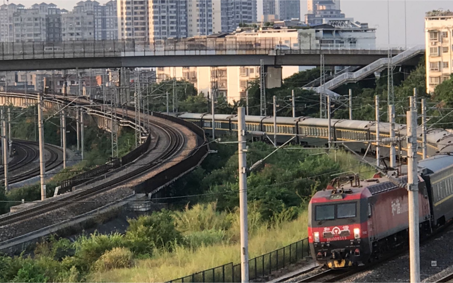 昆局昆段的番茄牵引z335通过