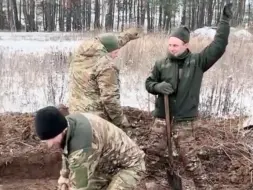 Скачать видео: 乌克兰士兵这是在挖什么? 他们是真的爱跳舞