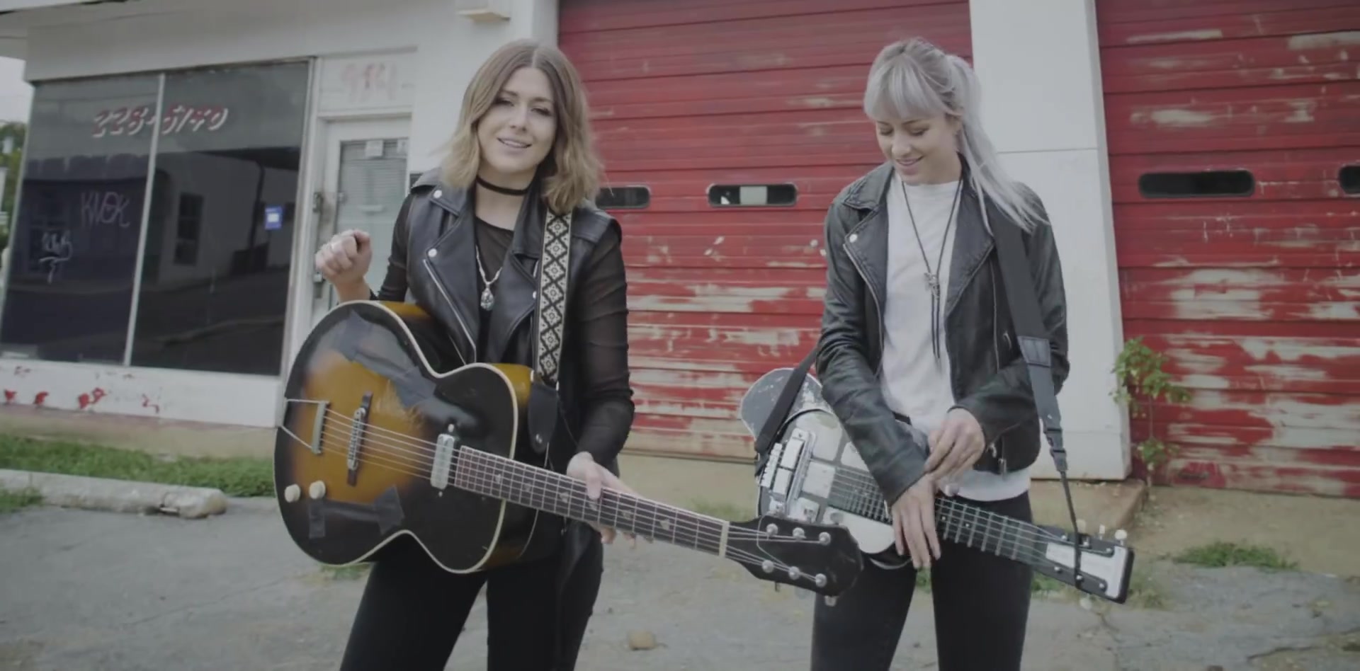 [图]「MV」Larkin Poe - Bleach Blonde Bottle Blues (Official Video)