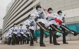 下载视频: 泪目！等了24年 香港回归日中式步操首次护旗 现场整齐划一！