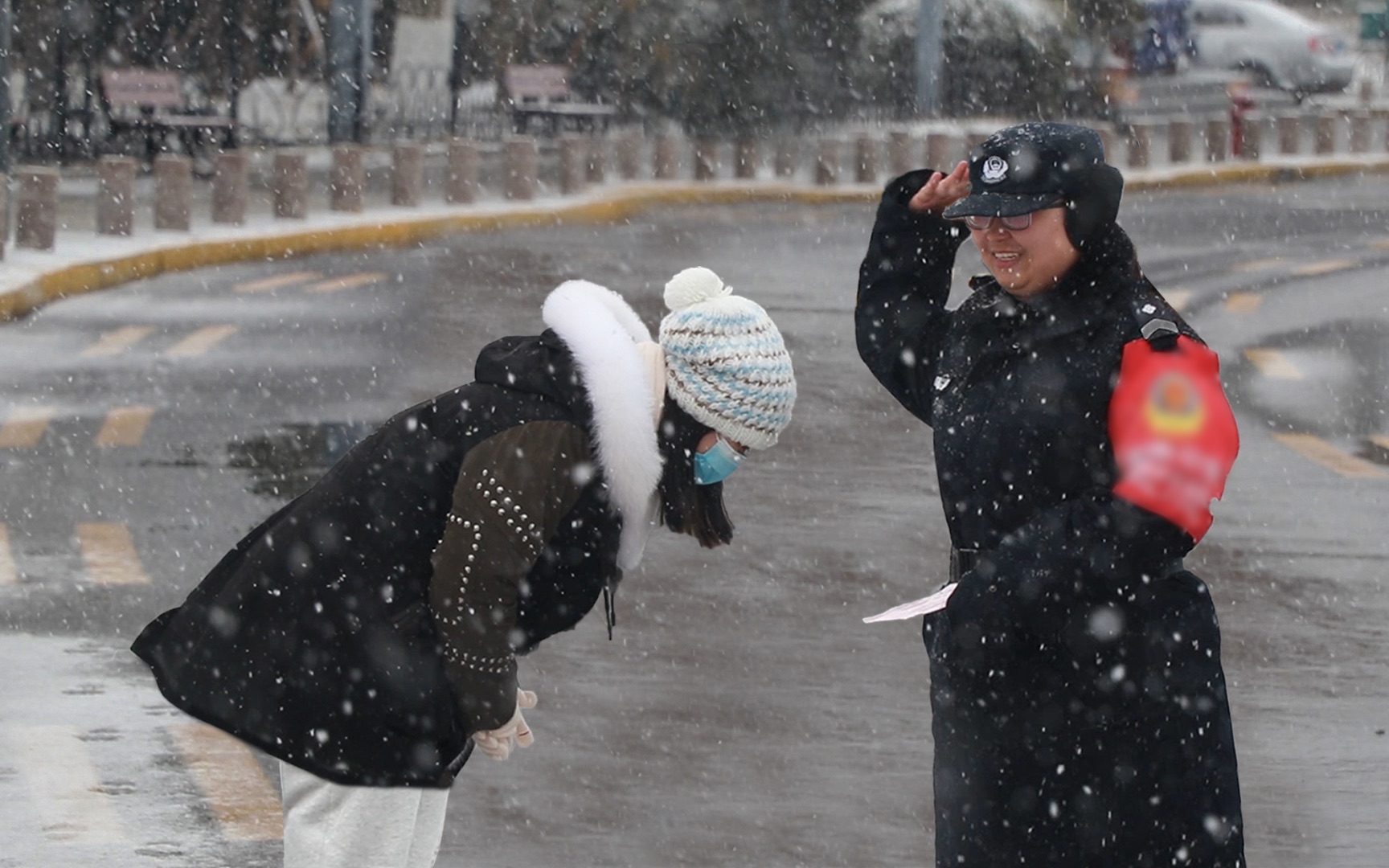 当风雪中工作的人们收到陌生人送来的暖宝宝,他们的笑容太美了(社会