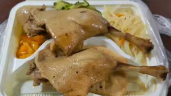 今天晚餐奢侈一回，吃个加鸭腿的鸭腿饭