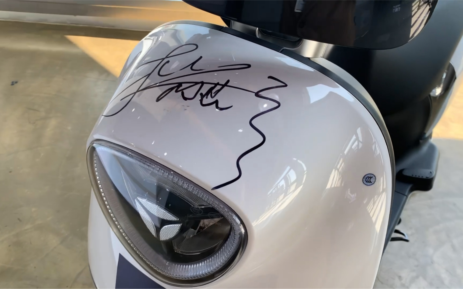 撒贝宁签字的车,小姐妹说要给他粘走哈哈哈哈_哔哩哔哩_bilibili