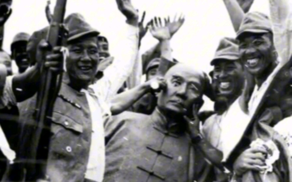 这张图片你看见过吗?1937年,淞沪会战结束,日军占领上海后,推倒了孙中山先生的雕像.照片中,日军用手捏着孙中山铜像的脸颊,用手拧着他的耳朵...