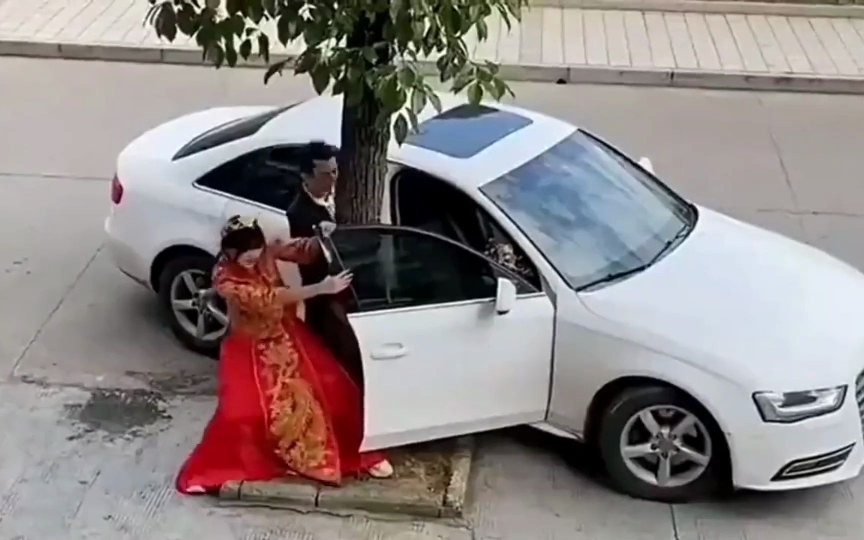 盘点搞笑奇葩车祸现场,网友:我出修车钱,你演示一下怎么上去的