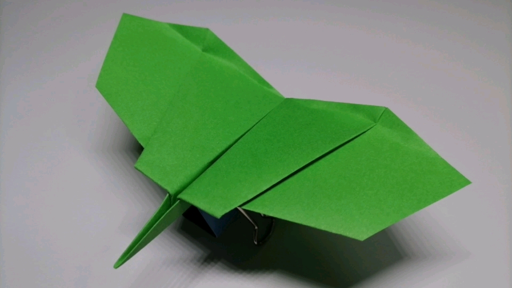 像蝴蝶一样的纸飞机,可以扇动翅膀飞翔