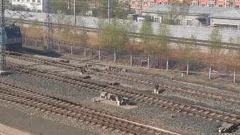 HXD3CA牵引混编货列待避K7104次（加格达奇—哈尔滨）列车驶离大庆东编组站