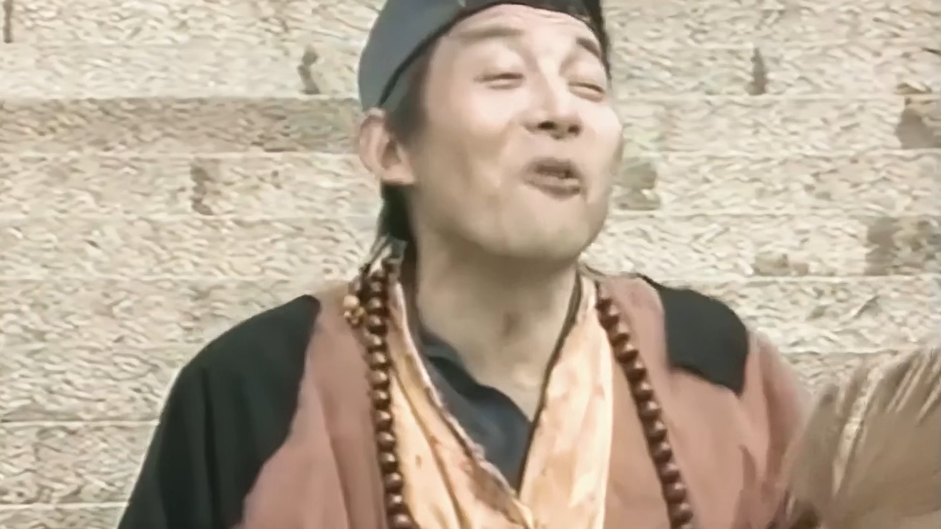 恶霸断了寺庙的香火,济公出手惩治,将他的腿变成了铜钱腿!