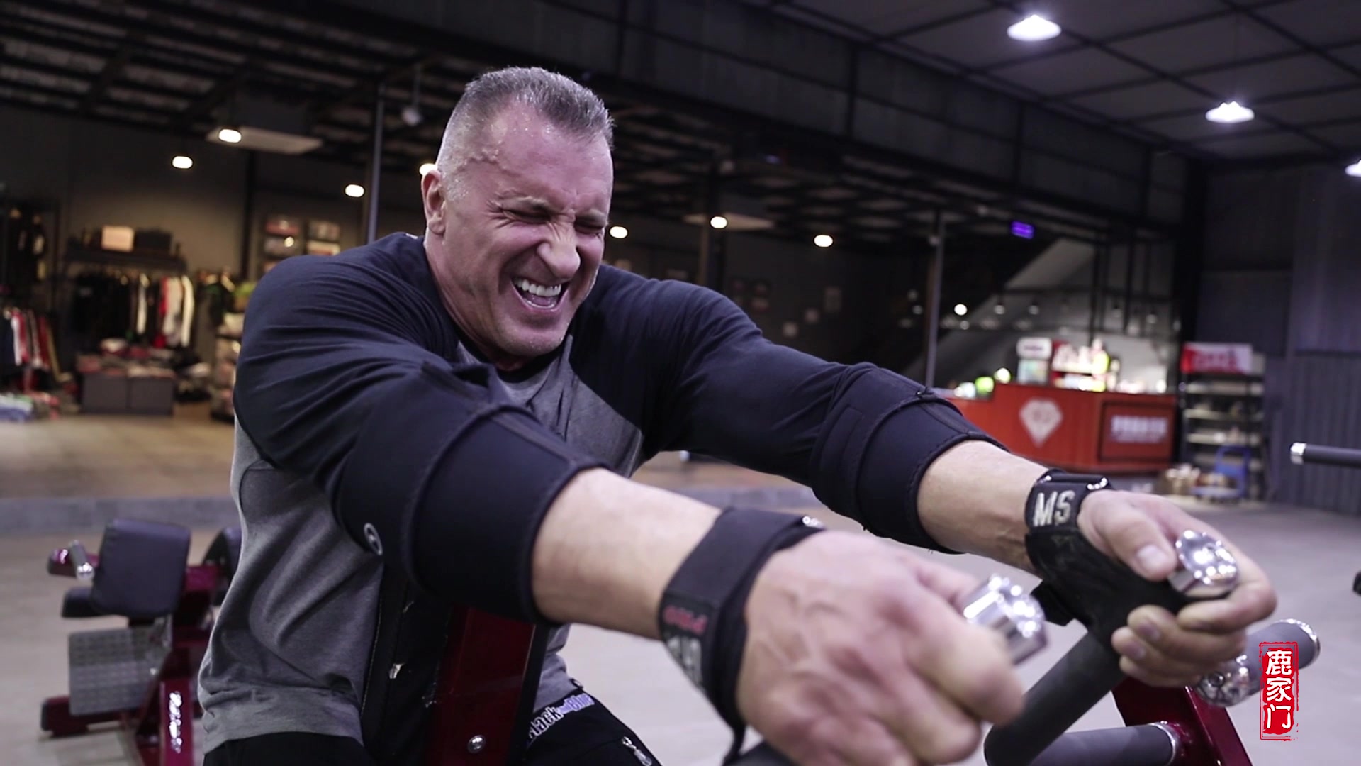 【独家】近距离观看健美老炮米洛斯的训练【背部】