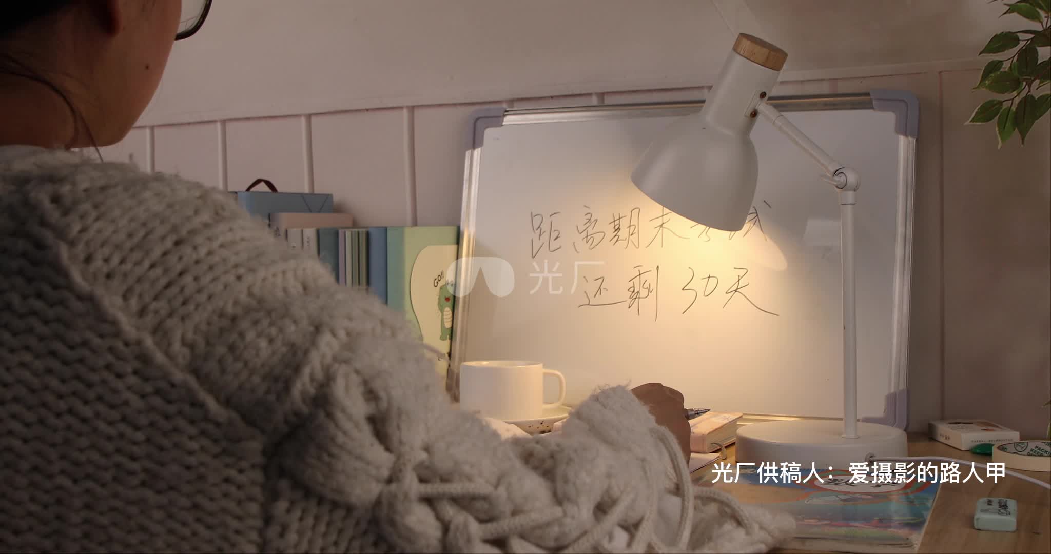 教师节老师深夜加班批改作业视频素材