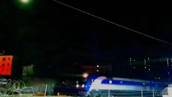月下，深夜列车Z38挂检测车通过水塔