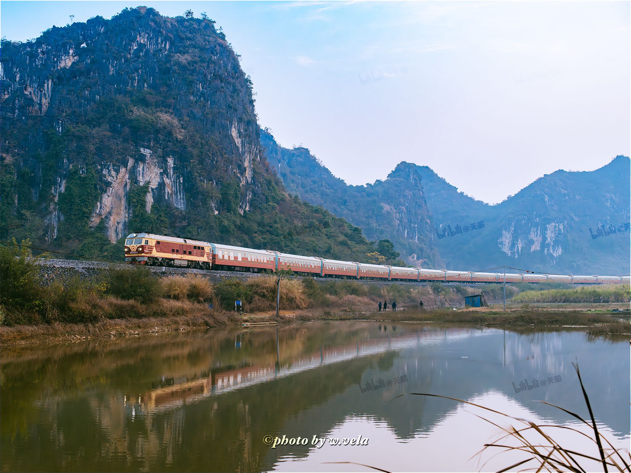 可能是国内最奢华的旅游列车“丝路梦想号”行驶在湘桂线上哔哩哔哩bilibili