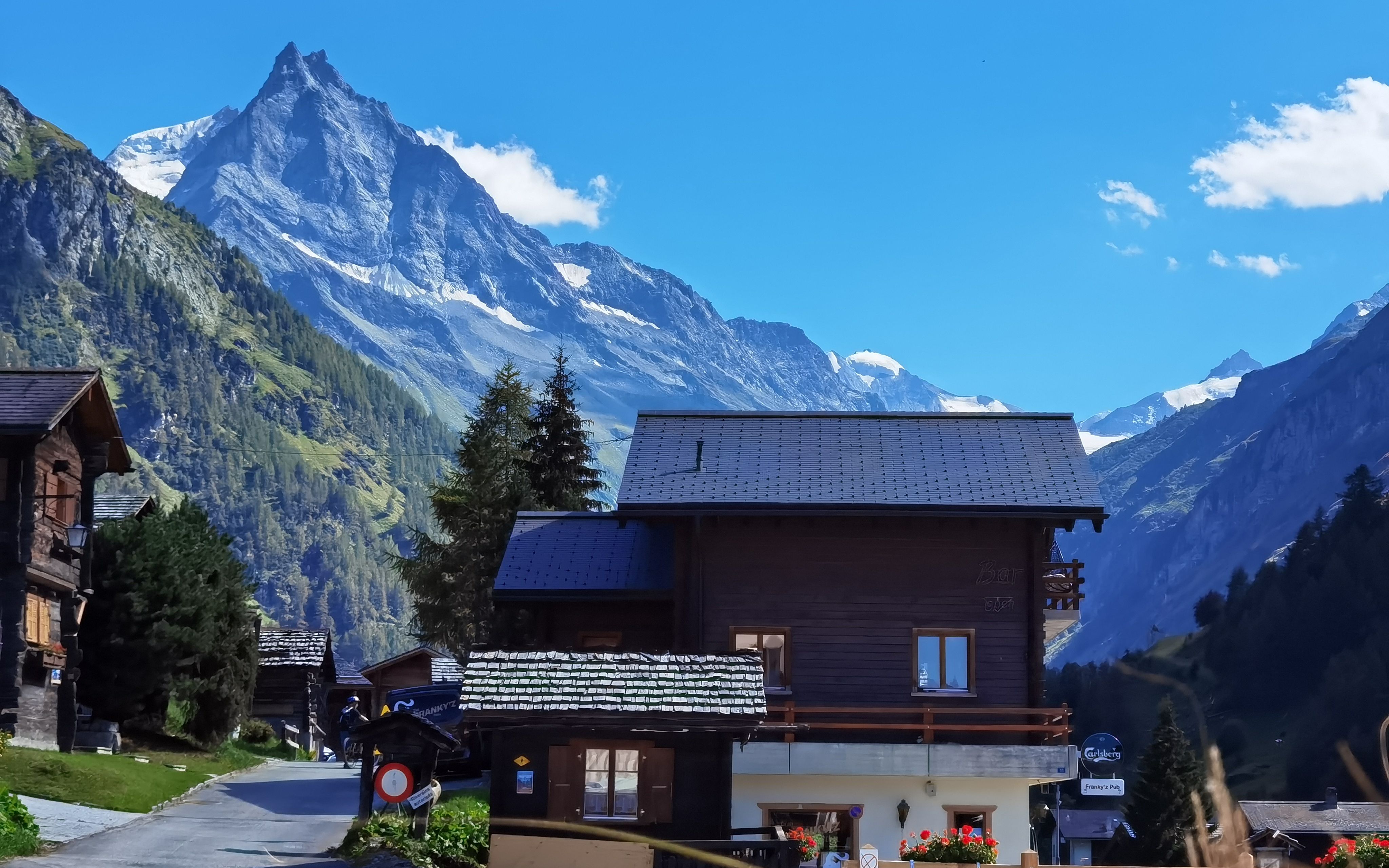 山谷里才能看到仍保留着瑞士传统文化的古老村庄_哔哩哔哩_bilibili