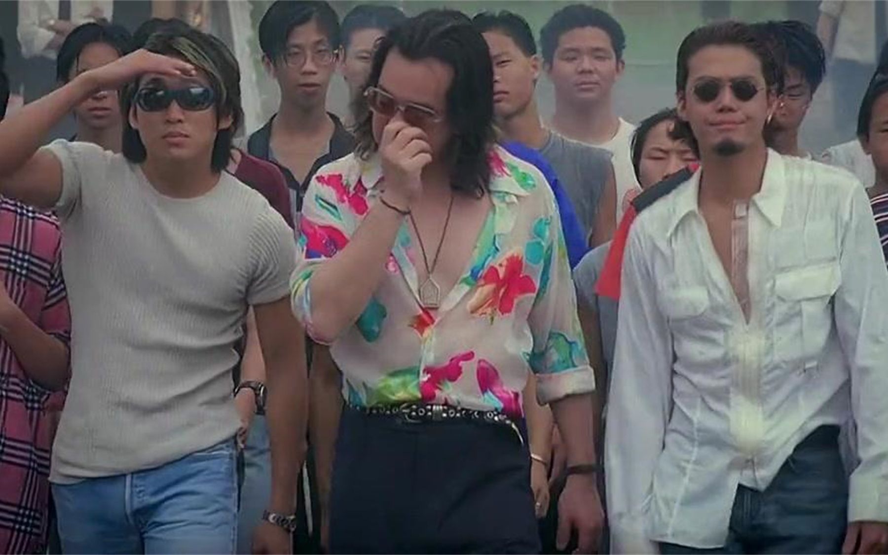 洪兴大飞哥一出场就是不一样,堪比赌神出场,太霸气了!