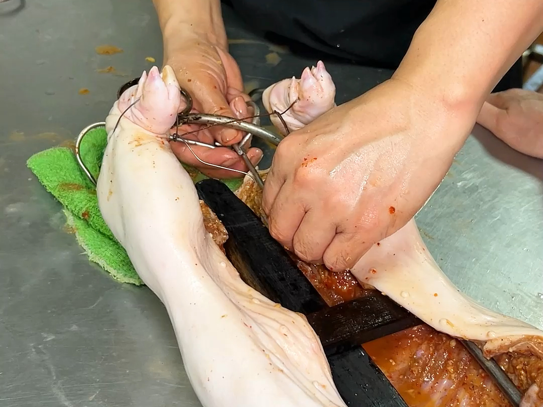 广东广式光皮烤乳猪的做法