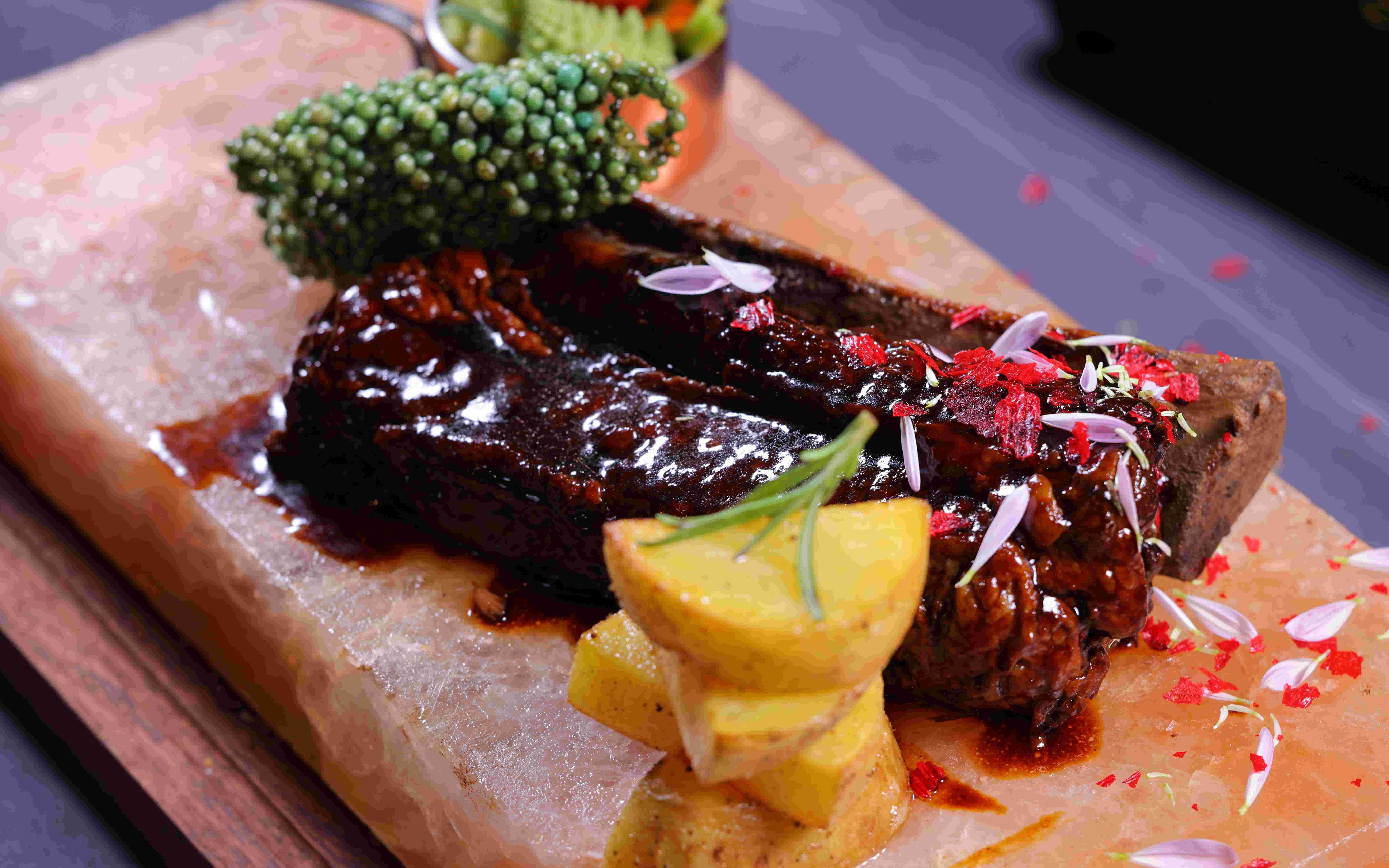 用古老传统的中国黄酒去烹饪西式牛排,再一次刷新了味蕾体验!