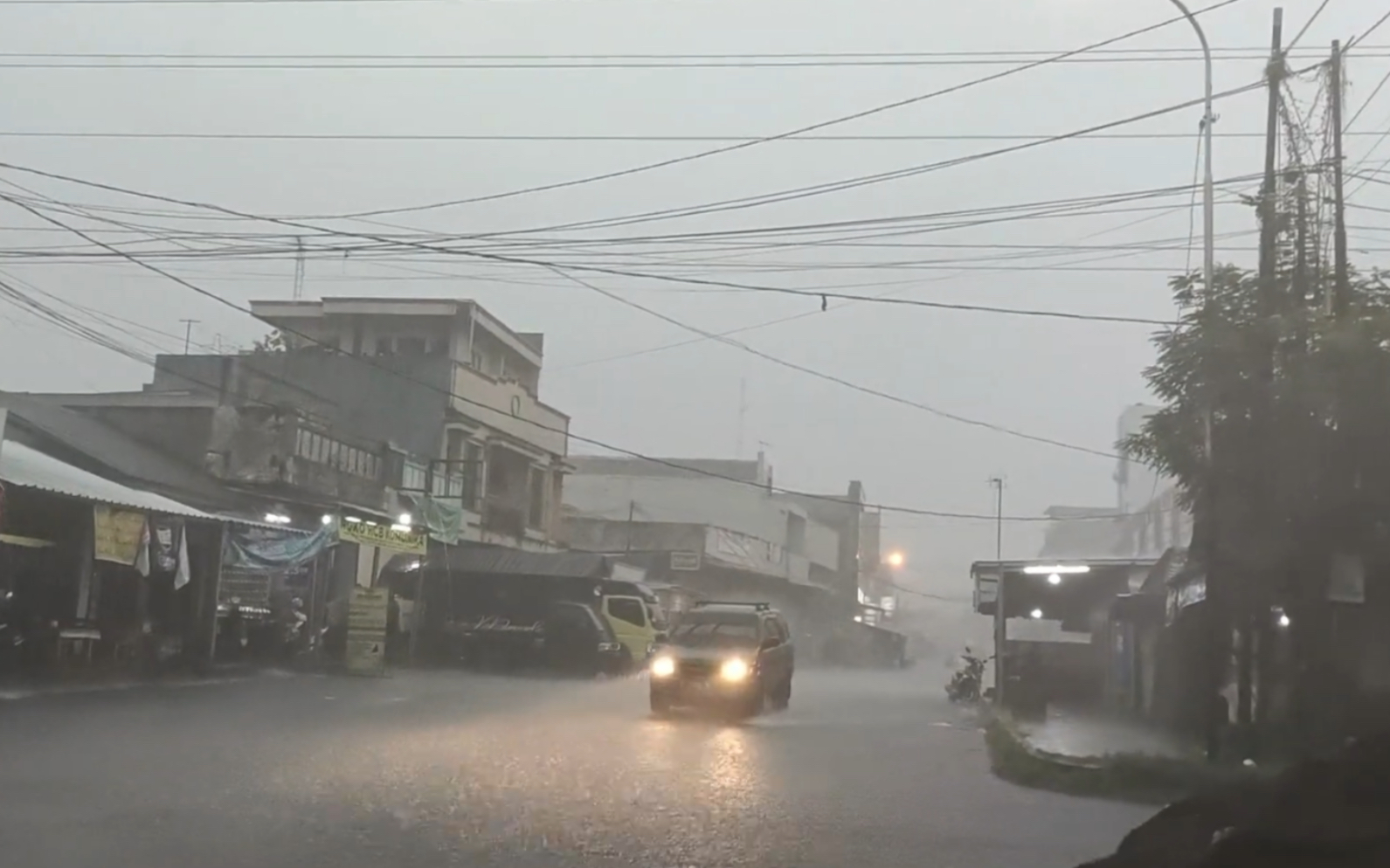 [图]暴雨下了半個小時，就在暴雨里走了半個小時。