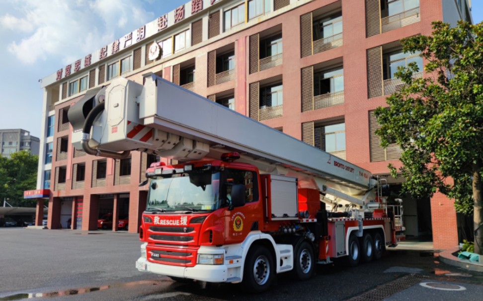 【南京消防】南京第二高登高博浪涛90m曲臂登高消防车出入库