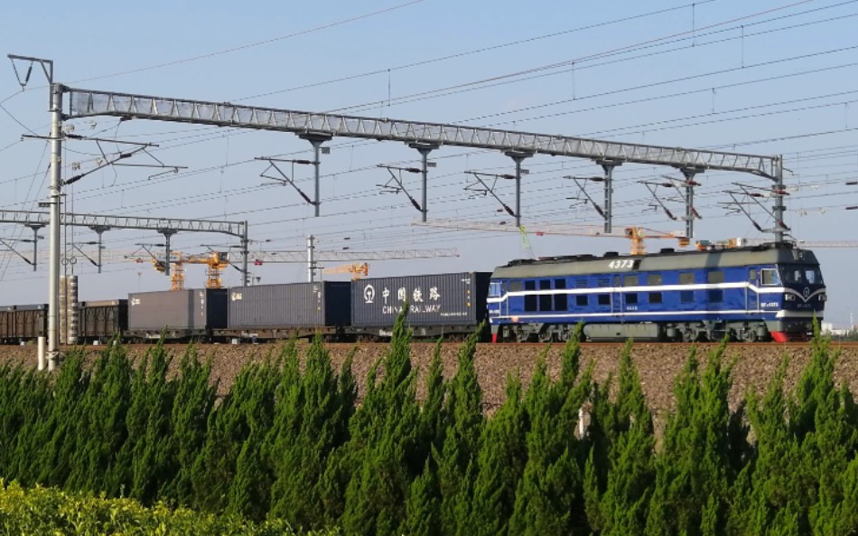 济局青段df4c4373牵引小运转列车48017娄山沙岭庄通过蓝猫好评