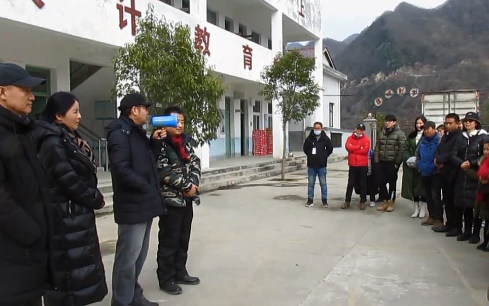 电影《远山花开》剧组,在寒冷的秦岭南麓的群山峻林中,快乐温暖的绽放哔哩哔哩bilibili