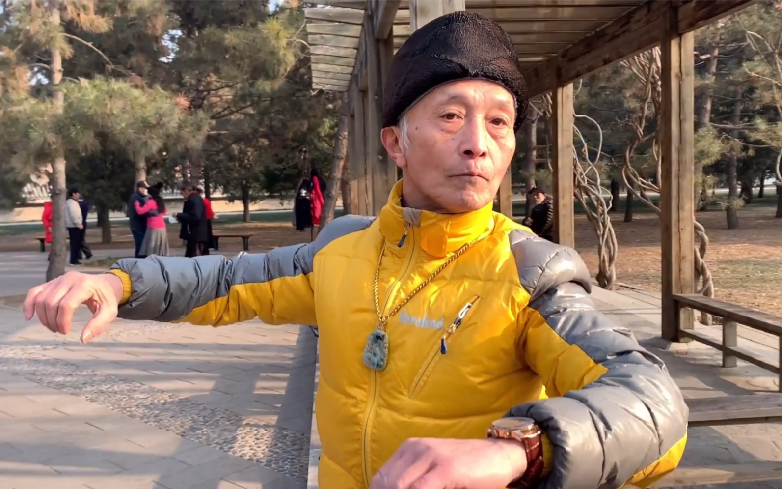 北京天坛69岁大爷,自称舞蹈出众,出场竟被大妈嘲笑_哔哩哔哩 (゜-゜)