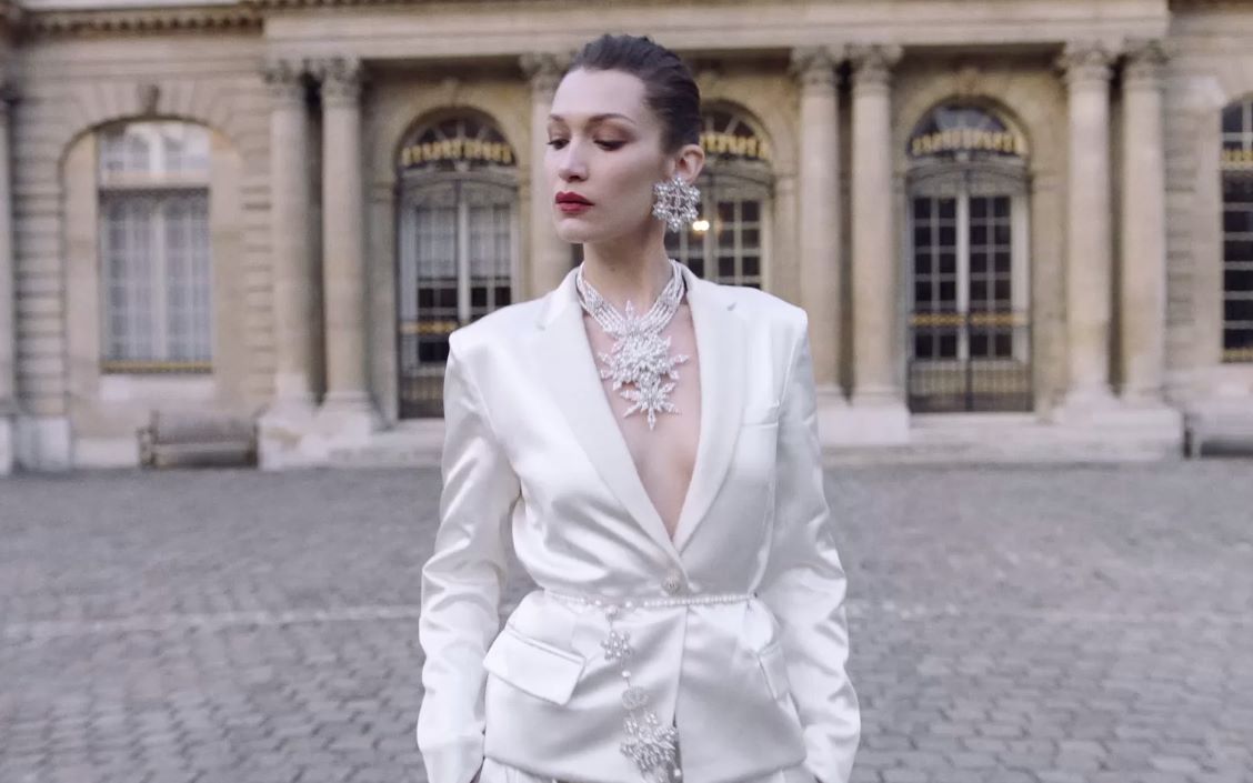 [图]Bella惊艳世人的一次 | Bella Hadid Models Fall’s Paris Collections Vogue