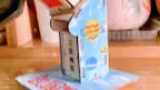 陪着宝贝在家里做手工