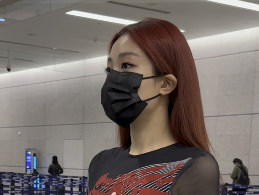 喻言 红发搭配红色系紧身长裙 尽显好身材#机场穿搭