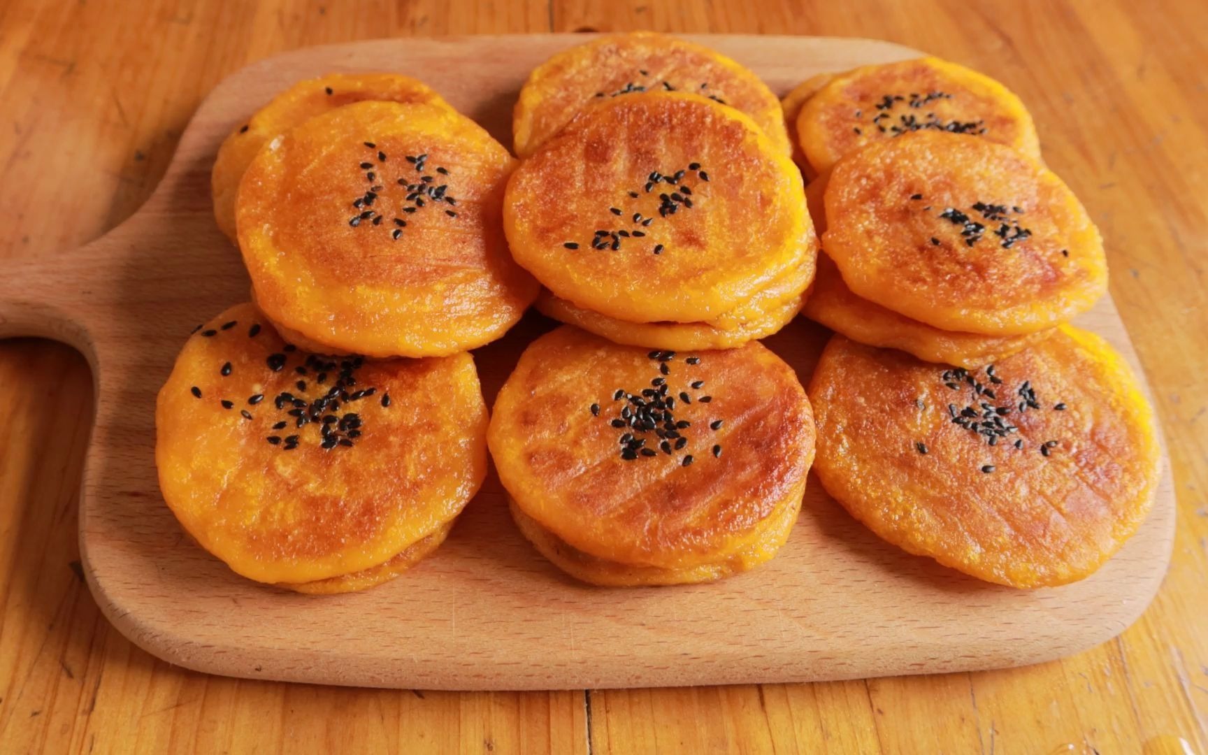 老妈做了软糯糯的黑芝麻红薯饼,一口气 吃了仨