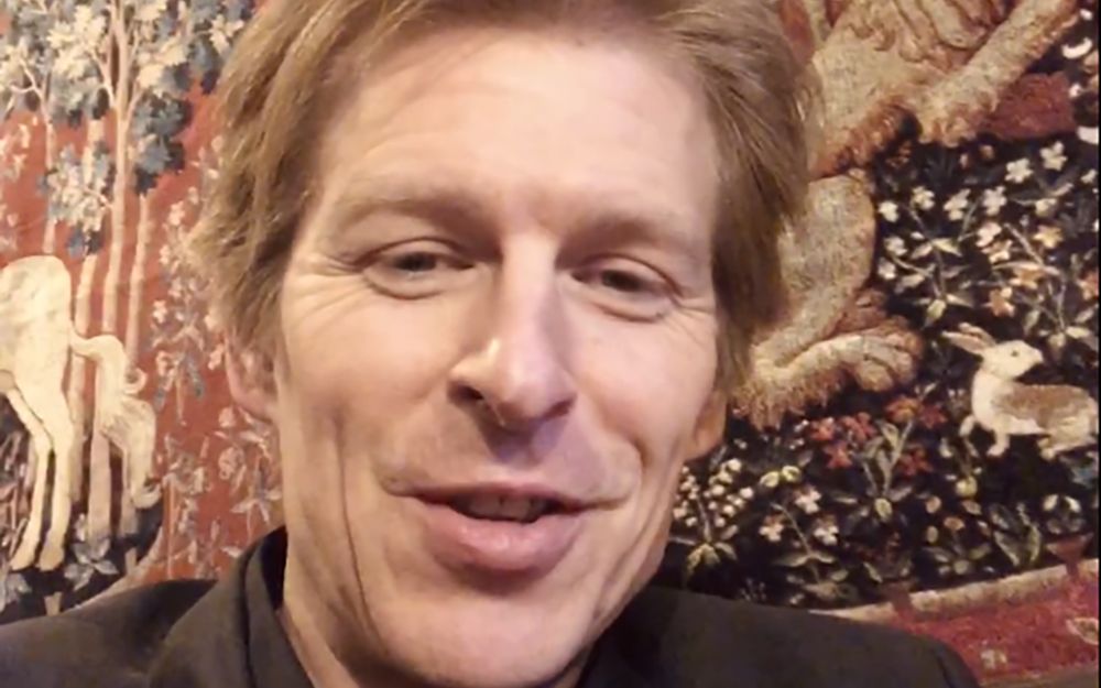 但丁演员鲁本叔向中国粉丝打招呼