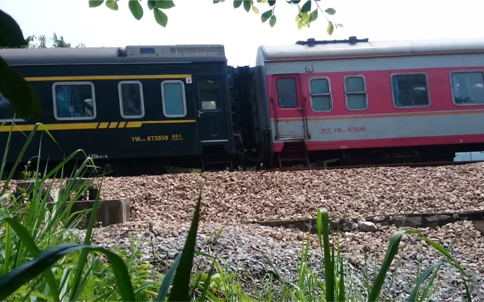 考古用之花老虎牵引未完全刷绿的原色客车