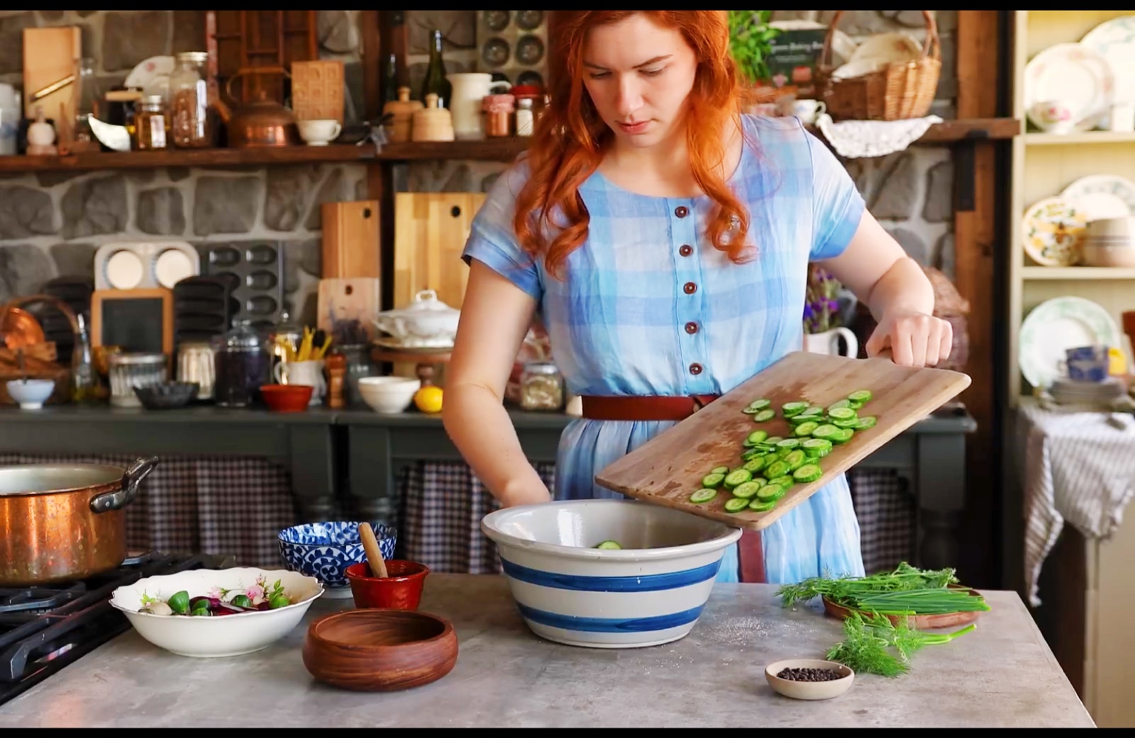 俄罗斯姑娘的乡村生活,菜园里丰收了芦笋,做了芦笋,蓝芝士,培根巧克力