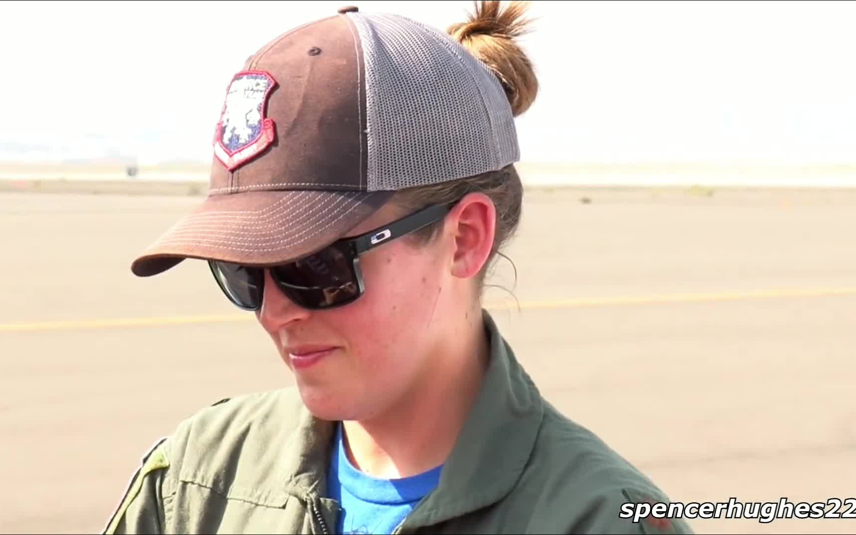 近距离观赏超飒女飞行员驾驶f35还不忘给粉丝签名