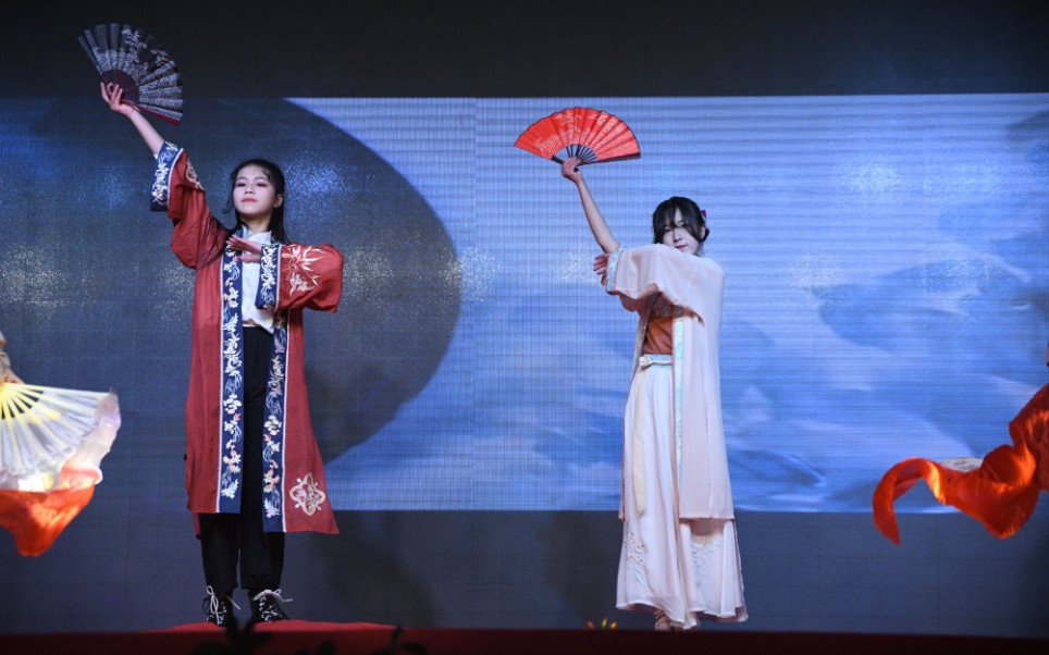 初三艺术节翻跳党妹版《游园惊梦》