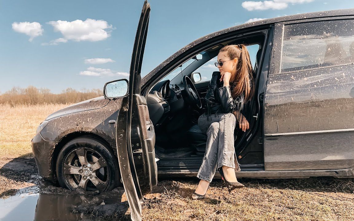 [图]金发美女身穿黑色炫酷皮衣脚踩恨天尖头高跟，独自一人驾车去郊外越野与探险，谁料不幸半路深陷泥坑之中，简直难以自拔