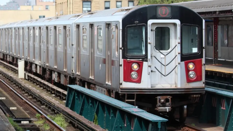 铁路摄影】纽约地铁7号线列车服务变更：普通车跑快车道_哔哩哔哩_bilibili