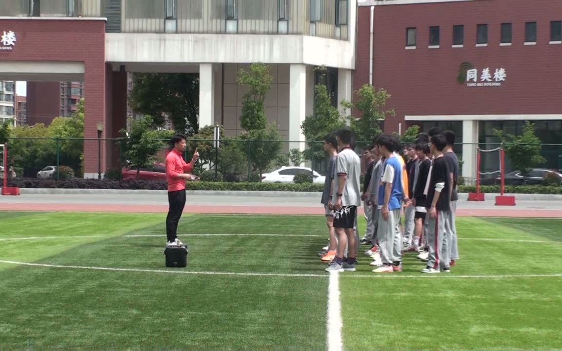 [图]（雨花台区）板中潘月光老师《足球--原地前额正面头顶球》展示课