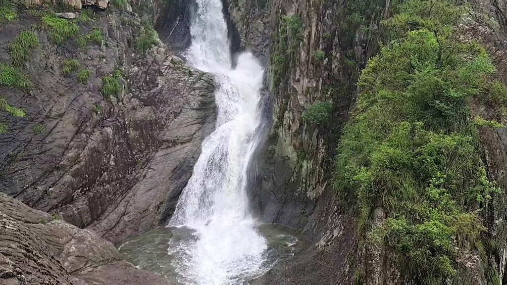 温州市乐清中雁荡山西漈景区,道路潮湿,注意防滑!
