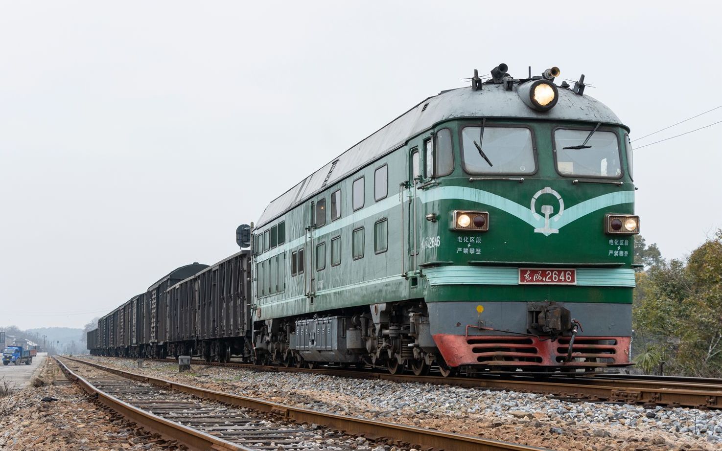 耳机党炸裂-南局向段df4b-2646牵引46192协塘站鸣笛连挂出站