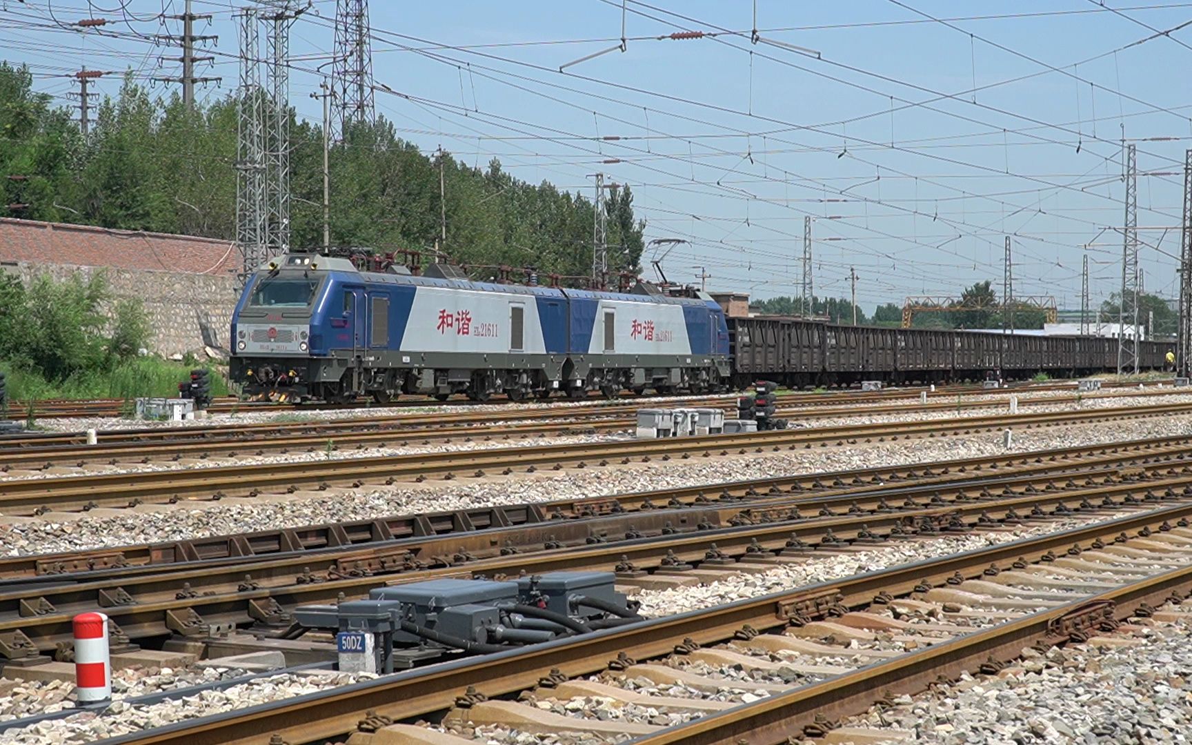 【邯郸拍车】磁山站hxd2-1611牵引敞车出站