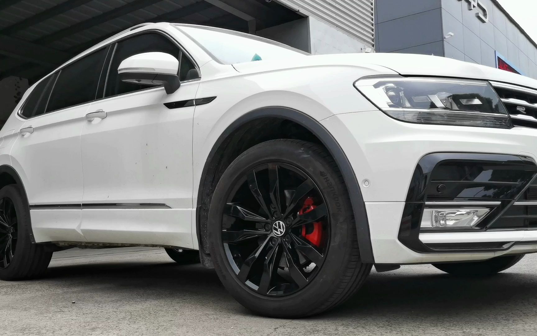 大众途观原车拉丝轮毂改钢琴黑烤漆卡钳改大红色