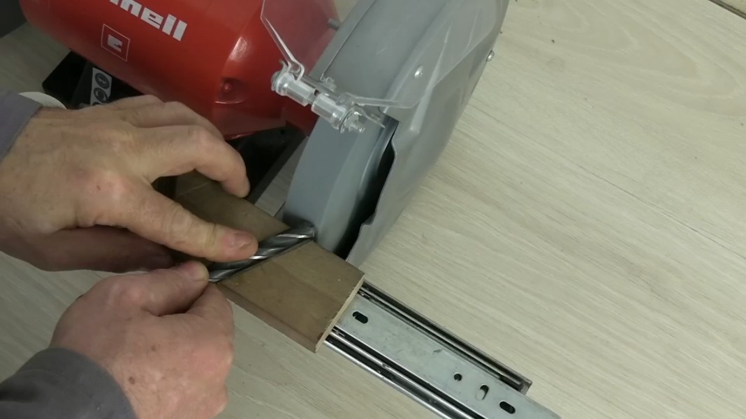 用这个工具把钻头磨得像新买的一样