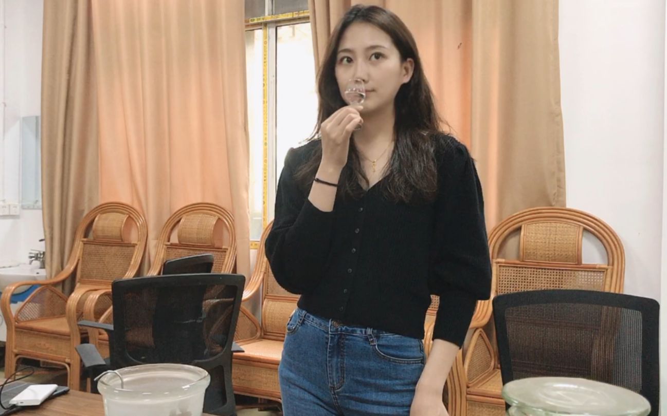 小酒妹展示酒厂品酒室,总共摆着七坛酒,喝到第五