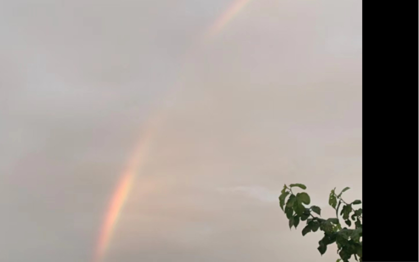 人生起起伏伏,有烏雲也有藍天,風雨過後終將見彩虹.