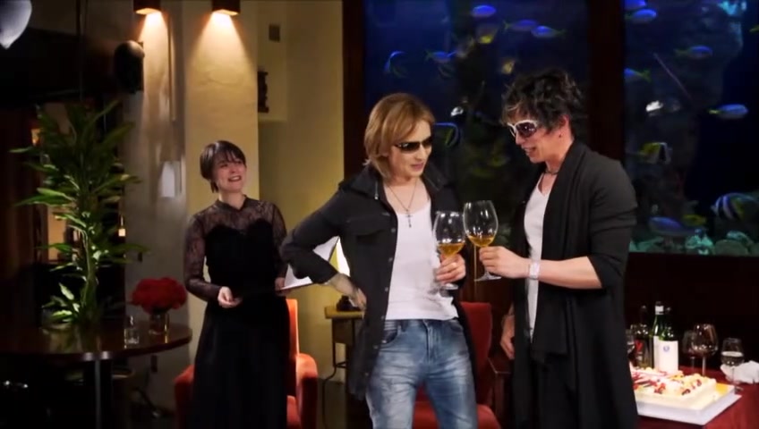 GACKT x Yoshiki  交……交杯酒!!!(全视频下载见描述)哔哩哔哩bilibili